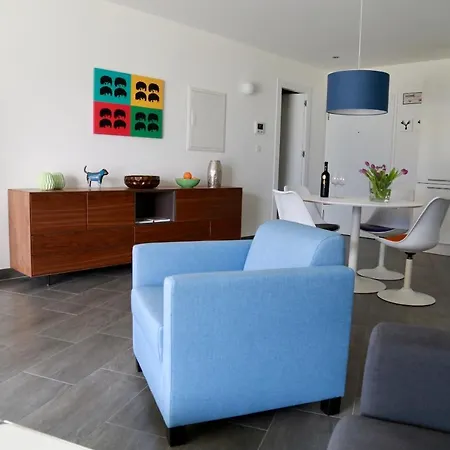 Beautiful Lake-view Apartament Gordola